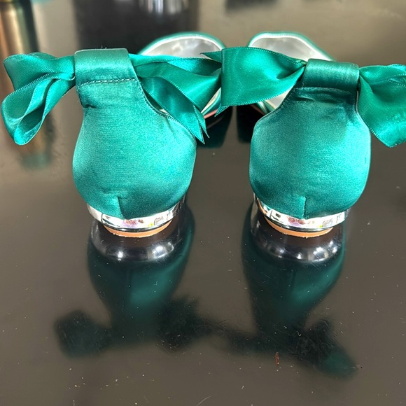 Emerald Green satin pointy toe flats with bows NWOB Silver accent heel size 40 - Picture 5 of 6